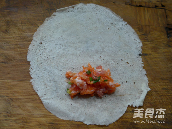 <a href=/shicai/shucai/HuLuoBo/index.html target=_blank><u>胡<a href=/shicai/shucai/LuoBo/index.html target=_blank><u>萝卜</u></a></u></a>肉末馅春卷的做法