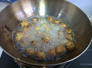 炸<a href=/shicai/shucai/BaiLuoBo/index.html target=_blank><u>白<a href=/shicai/shucai/LuoBo/index.html target=_blank><u>萝卜</u></a></u></a>丸子