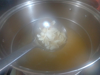 <a href=/shicai/mimian/YuMi/index.html target=_blank><u>玉米</u></a>渣<a href=/shicai/shucai/BaiHe/index.html target=_blank><u>百合</u></a>粥