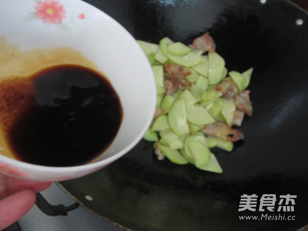 <a href=/shicai/shucai/FoShouGua/index.html target=_blank><u><a href=/shicai/shucai/FoShou/index.html target=_blank><u>佛手</u></a>瓜</u></a>炒<a href=/shicai/rouqin/WuHuaRou/index.html target=_blank><u>五花肉</u></a>的做法