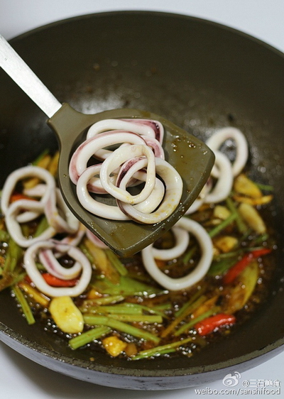 老干妈版香辣<a href=/shicai/shuichanpin/YouYu/index.html target=_blank><u>鱿鱼</u></a>圈步骤6