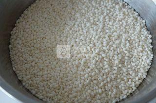 <a href=/shicai/shucai/GuiHua/index.html target=_blank><u>桂花</u></a>糖<a href=/shicai/mimian/NianGao/index.html target=_blank><u>年糕</u></a>