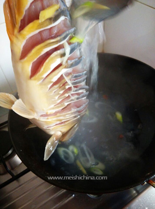 <a href=/shicai/diaoweipin/CongYou/index.html target=_blank><u>葱油</u></a><a href=/shicai/shuichanpin/LiYu/index.html target=_blank><u>鲤鱼</u></a>