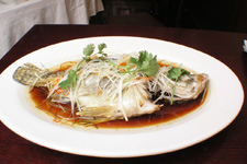 清蒸<a href=/shicai/shuichanpin/GuiYu/index.html target=_blank><u>桂鱼</u></a>的做法大全