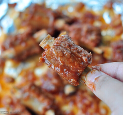 蜜汁烤<a href=/shicai/rouqin/PaiGu/index.html target=_blank><u>排骨</u></a>做法      