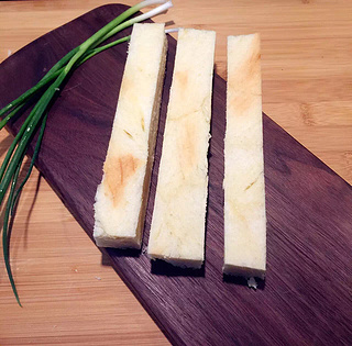 蒜香<a href=/shicai/mimian/TuSi/index.html target=_blank><u>吐司</u></a>条