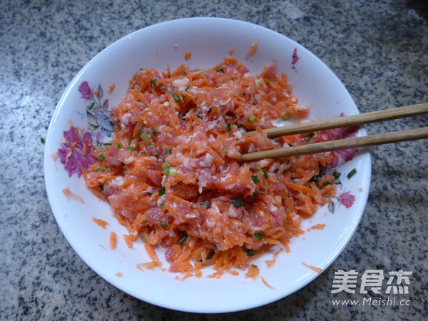 <a href=/shicai/shucai/HuLuoBo/index.html target=_blank><u>胡<a href=/shicai/shucai/LuoBo/index.html target=_blank><u>萝卜</u></a></u></a>肉末馅春卷的做法