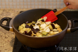 下饭神菜酱烧<a href=/shicai/shucai/QieZi/index.html target=_blank><u>茄子</u></a>步骤12