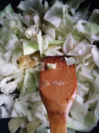 爆炒甘蓝<a href=/shicai/shucai/TuDou/index.html target=_blank><u>土豆</u></a>片