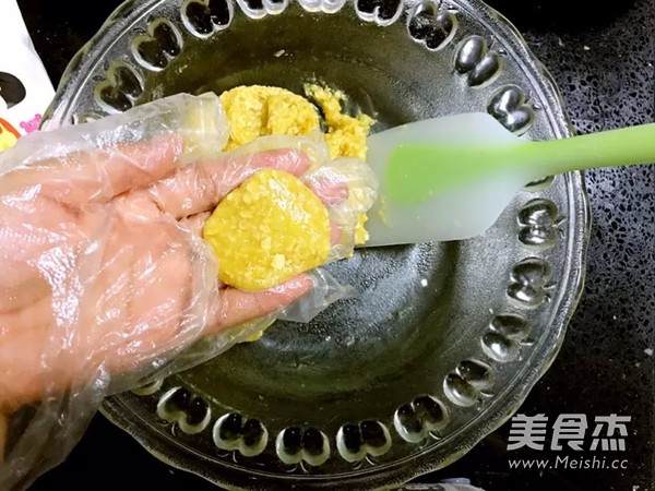 椰蓉<a href=/shicai/mimian/YanMai/index.html target=_blank><u>燕麦</u></a>酥的做法