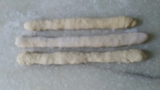 <a href=/shicai/mimian/NiuNai/index.html target=_blank><u>牛奶</u></a><a href=/shicai/guopin/XingRen/index.html target=_blank><u><a href=/shicai/guopin/Xing/index.html target=_blank><u>杏</u></a>仁</u></a>花环<a href=/shicai/mimian/MianBao/index.html target=_blank><u>面包</u></a>