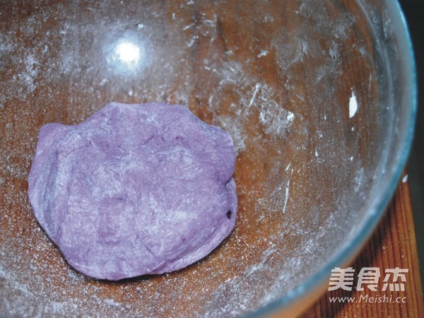 <a href=/shicai/shucai/ZiShu/index.html target=_blank><u>紫薯</u></a>豆沙汤圆的做法