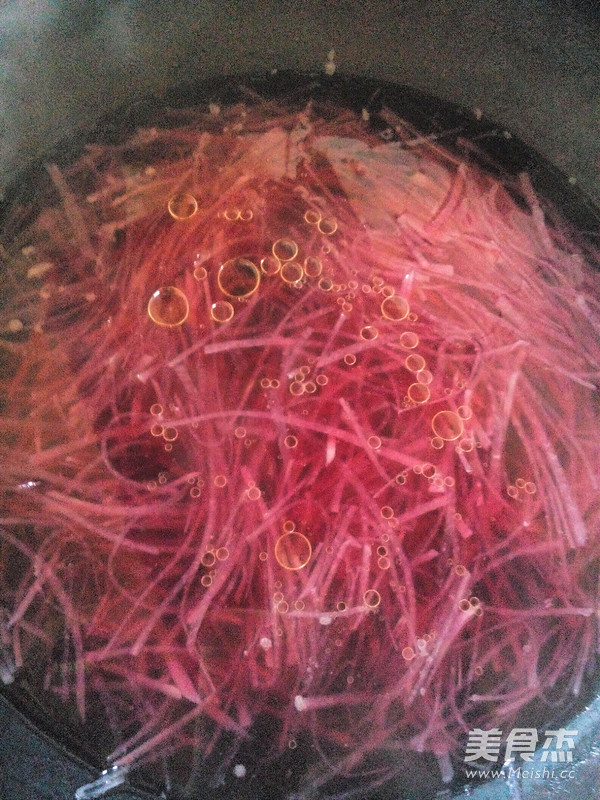 开胃“红酒”<a href=/shicai/shucai/LuoBo/index.html target=_blank><u>萝卜</u></a>汤的做法