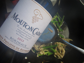 红酒素炒<a href=/shicai/shucai/BaiYuGu/index.html target=_blank><u>白玉菇</u></a>