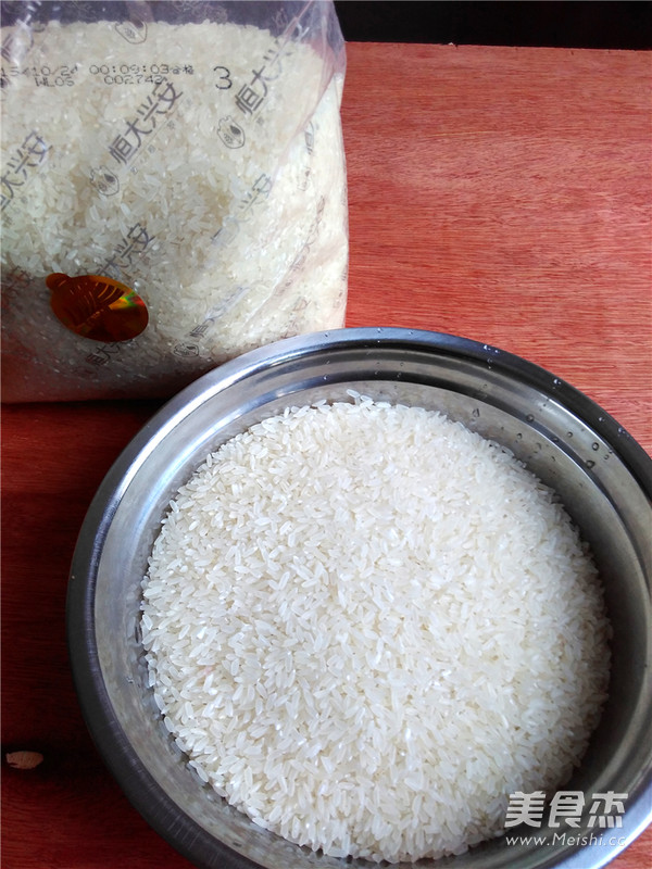 软糯鲜香白<a href=/shicai/mimian/MiFan/index.html target=_blank><u>米饭</u></a>的做法