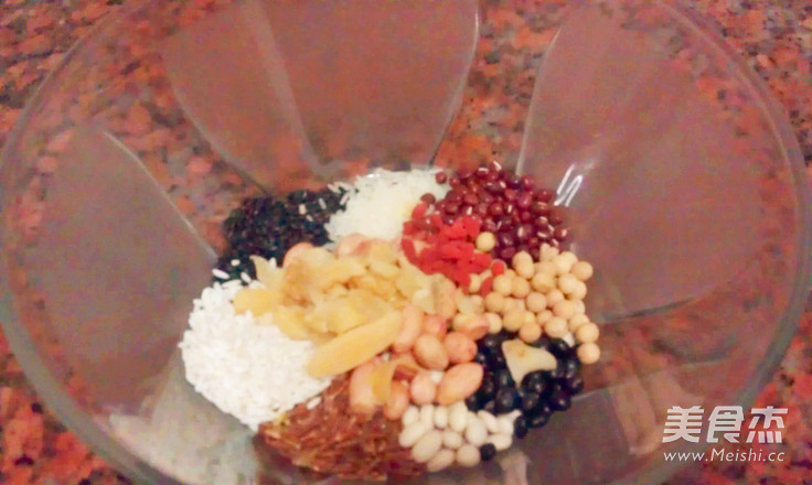 <a href=/shicai/shucai/BaiHe/index.html target=_blank><u>百合</u></a>杂粮粥的做法