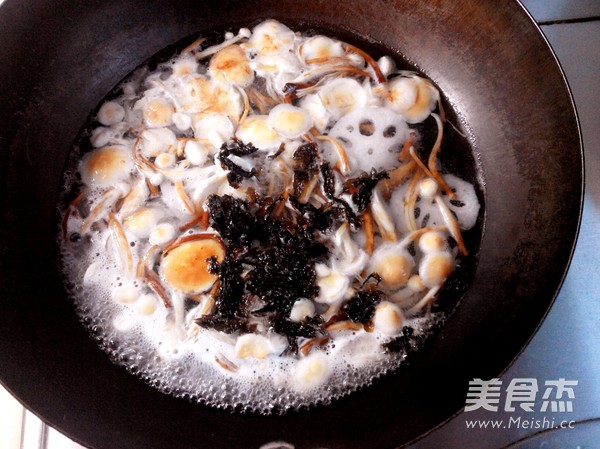 金针莲<a href=/shicai/shucai/Ou/index.html target=_blank><u>藕</u></a>汤的做法