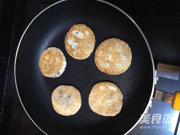 <a href=/shicai/guopin/ZhiMa/index.html target=_blank><u>芝麻</u></a><a href=/shicai/shucai/ZiShu/index.html target=_blank><u>紫薯</u></a>饼的做法