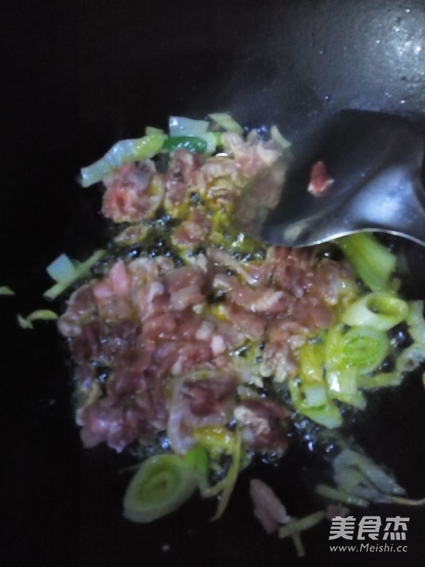 酱炒<a href=/shicai/mimian/MianTiao/index.html target=_blank><u>面条</u></a>的做法