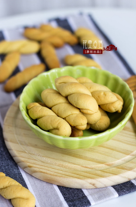 <a href=/shicai/diaoweipin/FengMi/index.html target=_blank><u>蜂蜜</u></a>麻花卷的做法