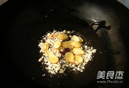 <a href=/shicai/rouqin/ZhengJi/index.html target=_blank><u>鸡肉</u></a>炒<a href=/shicai/mimian/FenSi/index.html target=_blank><u>粉丝</u></a>的做法