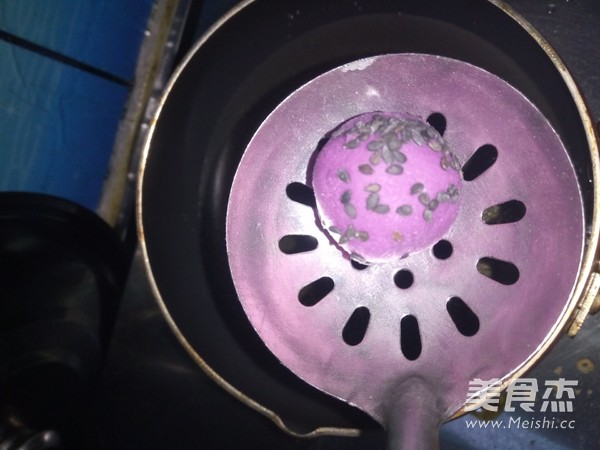 <a href=/shicai/shucai/ZiShu/index.html target=_blank><u>紫薯</u></a><a href=/shicai/mimian/ZhiShi/index.html target=_blank><u>芝士</u></a>球(两吃)的做法