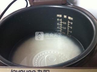 <a href=/shicai/shucai/TuDou/index.html target=_blank><u>土豆</u></a>腊肠焖饭