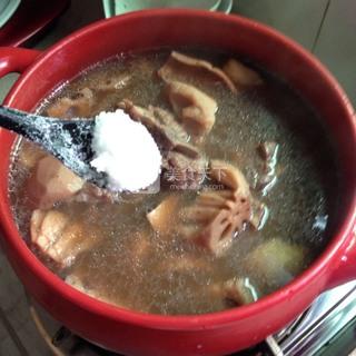 <a href=/shicai/shuichanpin/YouYu/index.html target=_blank><u>鱿鱼</u></a>茨菰莲<a href=/shicai/shucai/Ou/index.html target=_blank><u>藕</u></a>骨头汤