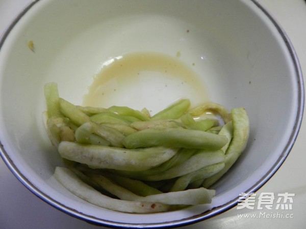 <a href=/shicai/shucai/QieZi/index.html target=_blank><u>茄子</u></a>烧肉丝的做法