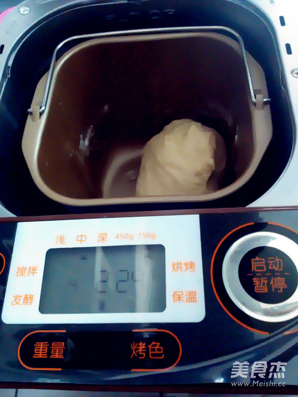 <a href=/shicai/mimian/MianBao/index.html target=_blank><u>面包</u></a>机炼奶<a href=/shicai/shucai/ZiShu/index.html target=_blank><u>紫薯</u></a><a href=/shicai/mimian/TuSi/index.html target=_blank><u>吐司</u></a>的做法