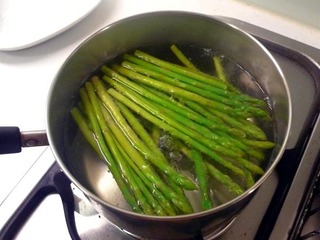 <a href=/shicai/shucai/LuSun/index.html target=_blank><u>芦笋</u></a>鸡丝色拉