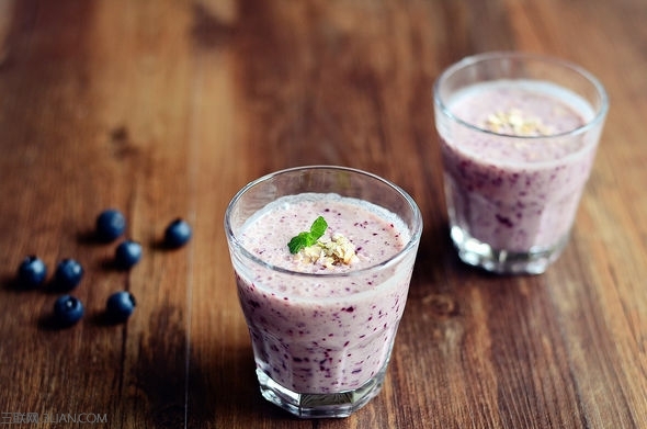 <a href=/shicai/guopin/LanMei/index.html target=_blank><u>蓝莓</u></a>思慕雪的做法