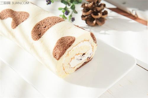 <a href=/shicai/mimian/NaiYou/index.html target=_blank><u>奶油</u></a>蛋糕卷的做法