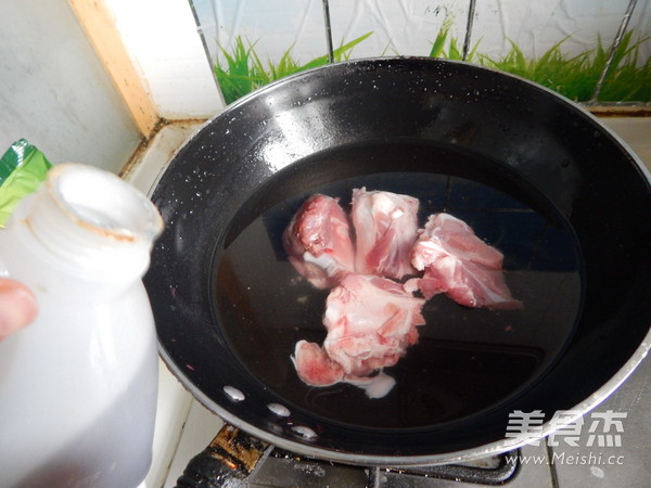 <a href=/shicai/shucai/DongGua/index.html target=_blank><u>冬瓜</u></a>薏仁<a href=/shicai/rouqin/PaiGu/index.html target=_blank><u>排骨</u></a>汤的做法