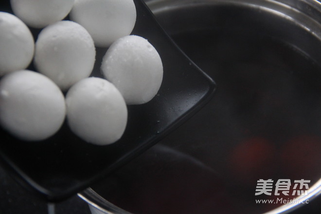 红糖<a href=/shicai/guopin/HuaSheng/index.html target=_blank><u>花生</u></a>汤圆的做法