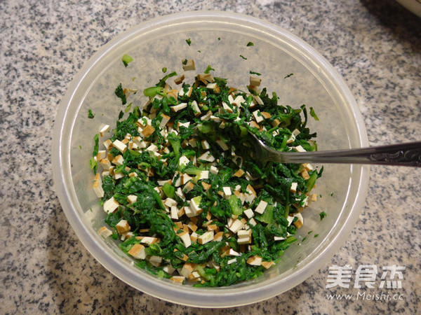 <a href=/shicai/mimian/XiangGan/index.html target=_blank><u>香干</u></a>蒿菜馅春卷的做法