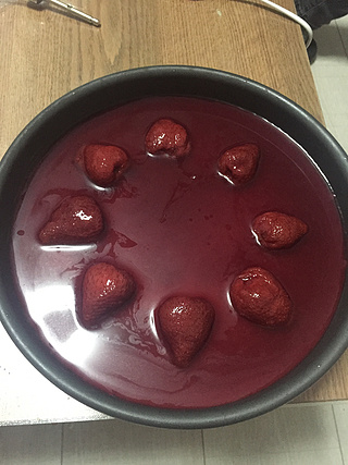 <a href=/shicai/guopin/CaoMei/index.html target=_blank><u>草莓</u></a>慕斯蛋糕