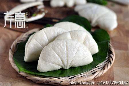 奶香<a href=/shicai/shucai/HeYe/index.html target=_blank><u>荷叶</u></a>饼