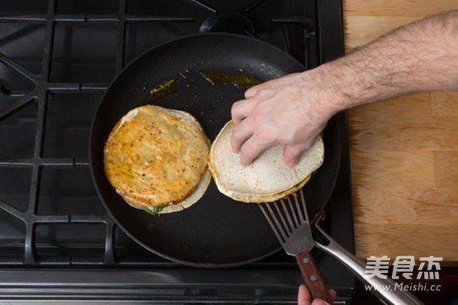 太阳蛋<a href=/shicai/shucai/NanGua/index.html target=_blank><u>南瓜</u></a><a href=/shicai/guopin/NuiYouGuo/index.html target=_blank><u><a href=/shicai/guopin/NiuYouGuo/index.html target=_blank><u>牛油果</u></a></u></a><a href=/shicai/mimian/NaiLao/index.html target=_blank><u>奶酪</u></a><a href=/shicai/mimian/YuMi/index.html target=_blank><u>玉米</u></a>饼的做法