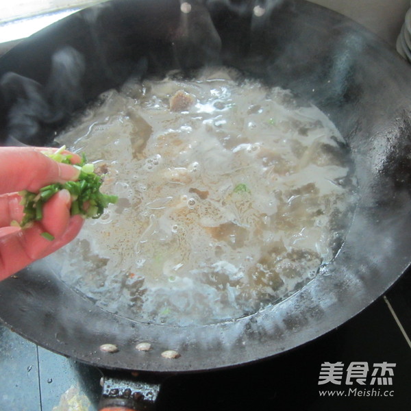 <a href=/shicai/rouqin/PaiGu/index.html target=_blank><u>排骨</u></a><a href=/shicai/mimian/FenPi/index.html target=_blank><u>粉皮</u></a>汤的做法