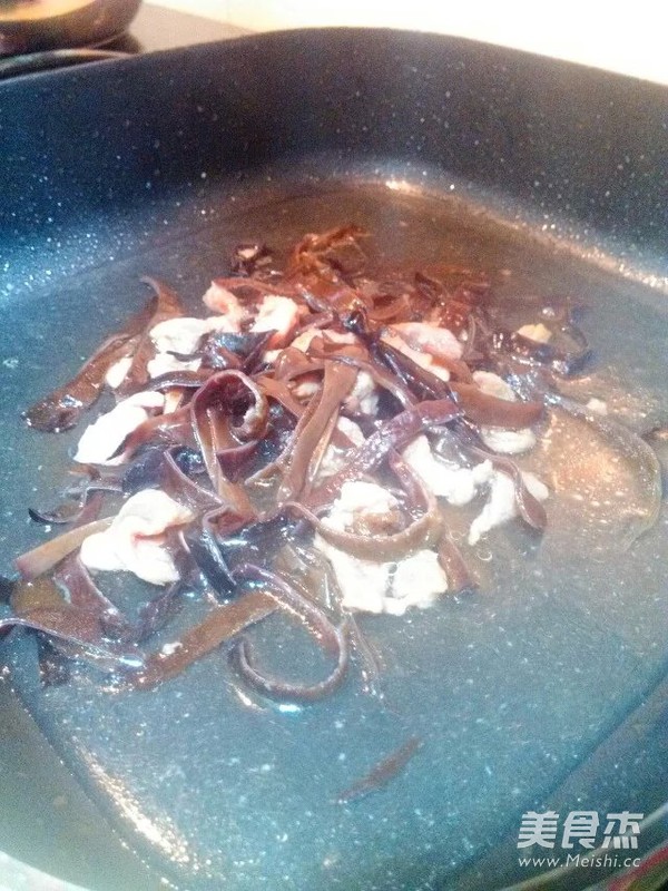 肉片<a href=/shicai/shucai/MuEr/index.html target=_blank><u>木耳</u></a><a href=/shicai/mimian/FenSi/index.html target=_blank><u>粉丝</u></a>的做法