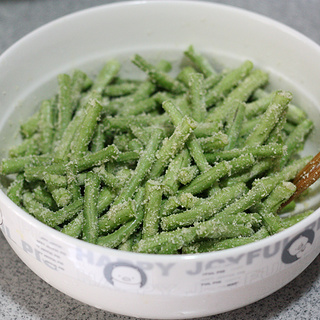 粉蒸<a href=/shicai/shucai/DouJiao/index.html target=_blank><u>豆角</u></a>