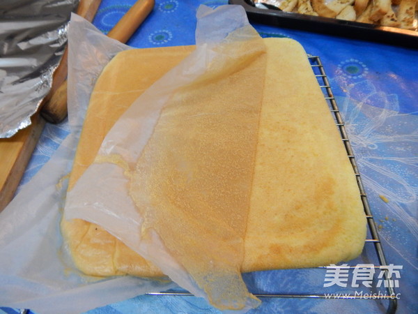 黄<a href=/shicai/guopin/Tao/index.html target=_blank><u>桃</u></a>果酱蛋糕卷的做法