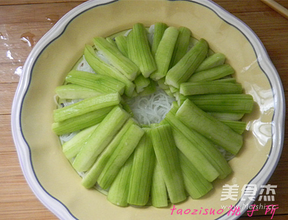 金蒜<a href=/shicai/mimian/FenSi/index.html target=_blank><u>粉丝</u></a>蒸<a href=/shicai/shucai/SiGua/index.html target=_blank><u>丝瓜</u></a>的做法