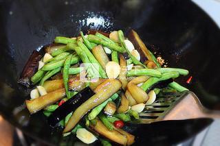 <a href=/shicai/shucai/DouJiao/index.html target=_blank><u>豆角</u></a>烧<a href=/shicai/shucai/QieZi/index.html target=_blank><u>茄子</u></a>