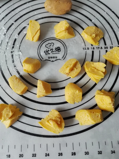 <a href=/shicai/shucai/NanGua/index.html target=_blank><u>南瓜</u></a>饼干步骤6