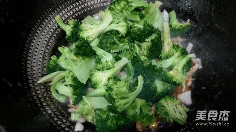 肉炒<a href=/shicai/shucai/XiLanHua/index.html target=_blank><u>西兰花</u></a>的做法