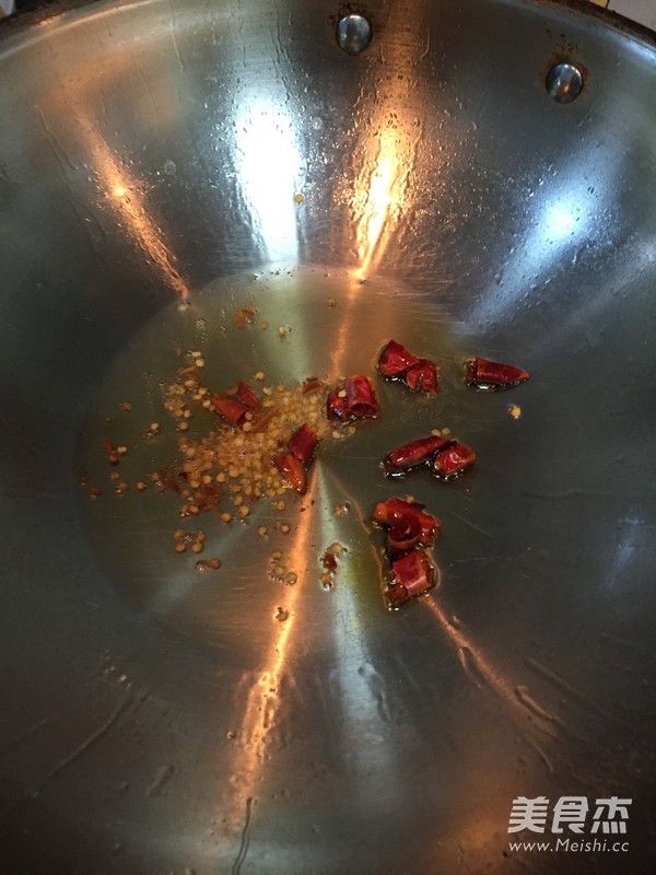 #六月鲜#辣炒<a href=/shicai/shuichanpin/HuaGe/index.html target=_blank><u>花蛤</u></a>的做法