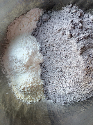 <a href=/shicai/mimian/HeiMi/index.html target=_blank><u>黑米</u></a>糕