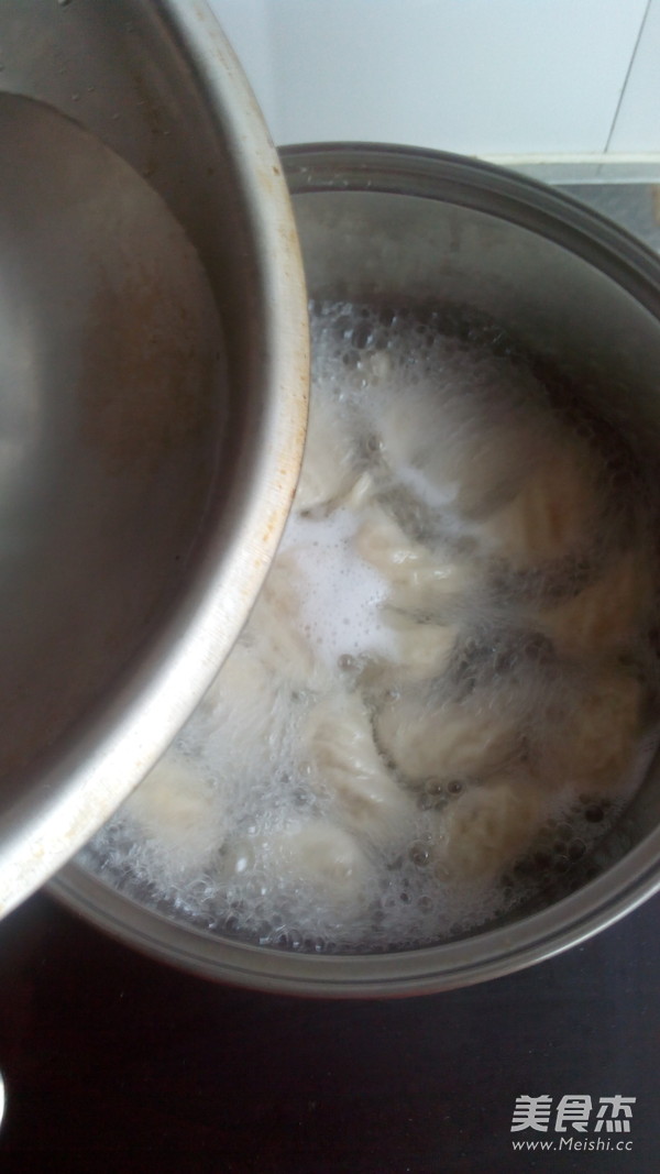 <a href=/shicai/rouqin/ZhengJi/index.html target=_blank><u>鸡肉</u></a>菌菇饺子的做法